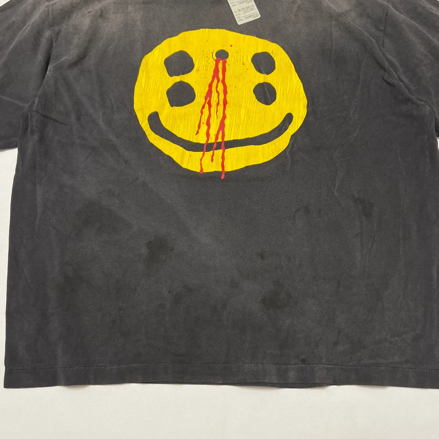 CACTUS PLANT FLEA MARKET x SAINT Mxxxxxx SMILE SS TEE/BLK CPFM co-branded model. Short-sleeved smiley face. Retro distressed TEE with four-eyed smile. Washed black S-XL. Look for the cylindrical fabric with no side seams. The open width is almost meaningless. Asut ready-made garments are dyed. The whole piece is sprayed and faded. The collar and cuffs are frayed. Many people hang it. Over-heavy work. Customized CPFM co-branded main mark/wash mark/with little angel for anti-counterfeiting